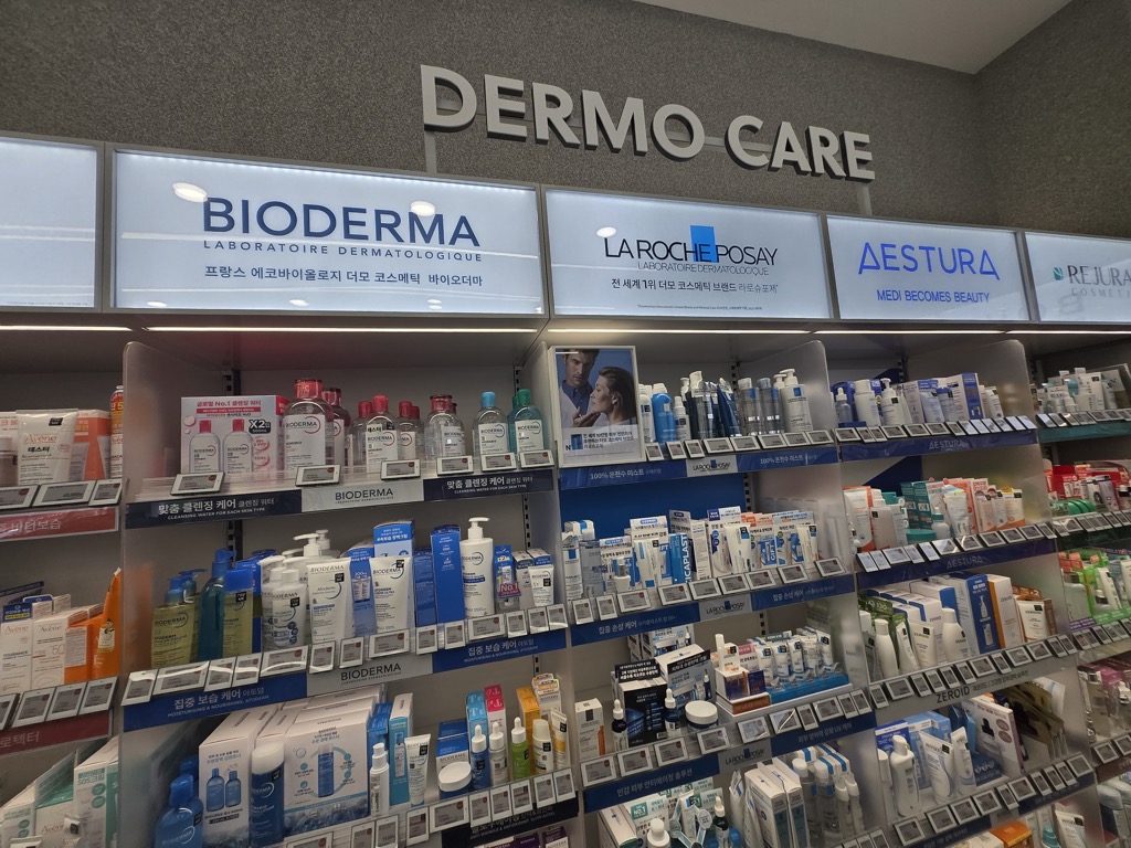 올리브영 더모코스메틱(DERMO CARE) 코너 전경